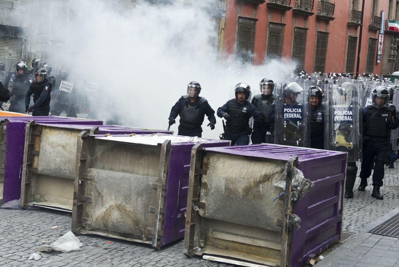 La Policía Federal desalojó el Zócalo de Ciudad de México con un operativo para la retirada de los profesores tras el vencimiento del ultimátum. Las autoridades usaron tanquetas de agua y gas lacrimógeno, mientras que algunos docentes respondieron con palos y petardos.