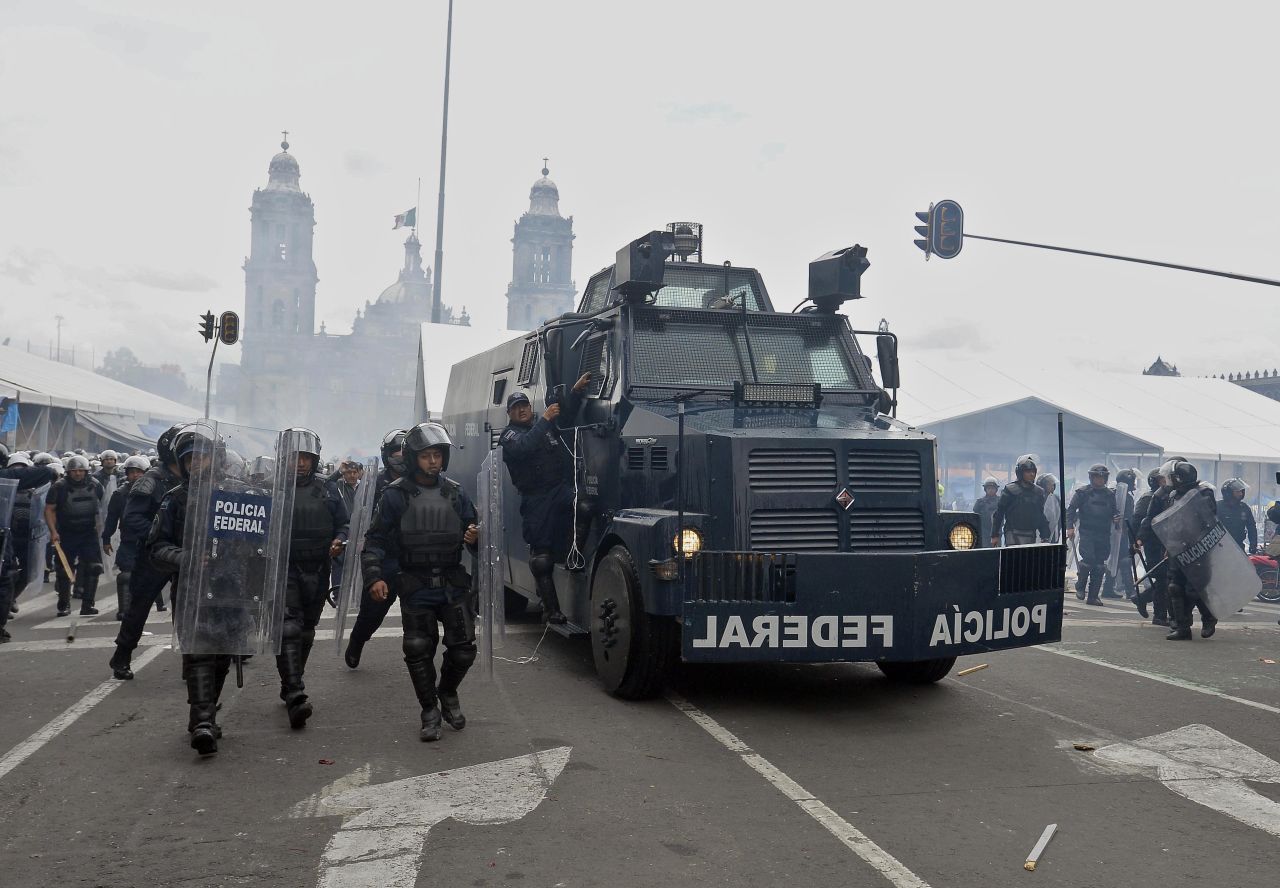 La Policía Federal desalojó el Zócalo de Ciudad de México con un operativo para la retirada de los profesores tras el vencimiento del ultimátum. Las autoridades usaron tanquetas de agua y gas lacrimógeno, mientras que algunos docentes respondieron con palos y petardos.