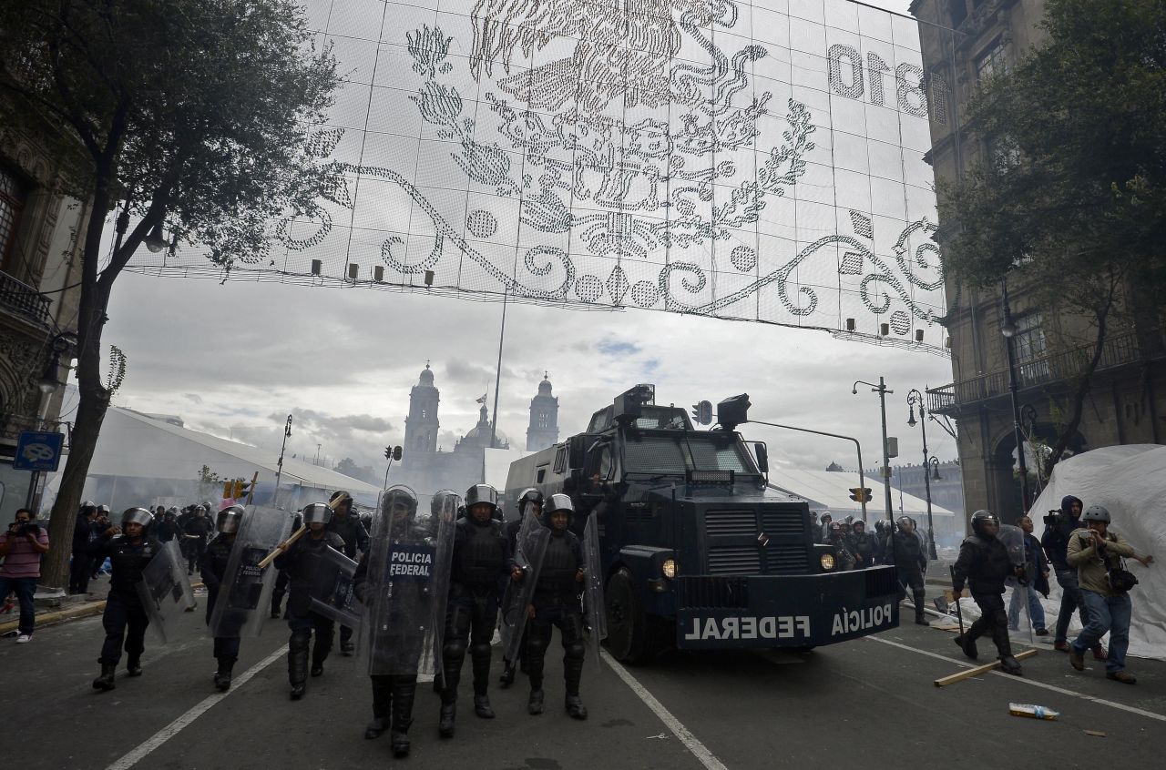 La Policía Federal desalojó el Zócalo de Ciudad de México con un operativo para la retirada de los profesores tras el vencimiento del ultimátum. Las autoridades usaron tanquetas de agua y gas lacrimógeno, mientras que algunos docentes respondieron con palos y petardos.
