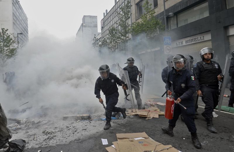 Policía Desaloja A Los Maestros Del Zócalo | CNN