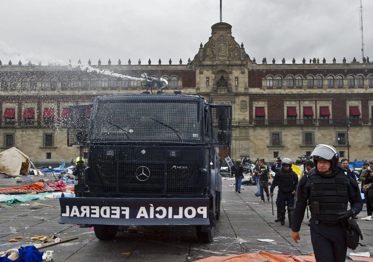 La Policía Federal desalojó el Zócalo de Ciudad de México con un operativo para la retirada de los profesores tras el vencimiento del ultimátum. Las autoridades usaron tanquetas de agua y gas lacrimógeno, mientras que algunos docentes respondieron con palos y petardos.