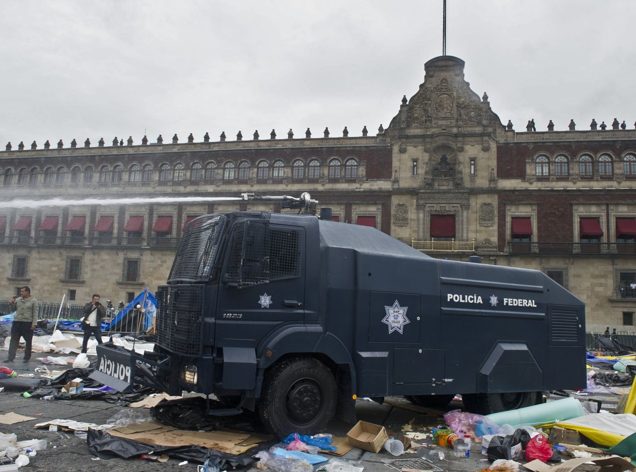 La Policía Federal desalojó el Zócalo de Ciudad de México con un operativo para la retirada de los profesores tras el vencimiento del ultimátum. Las autoridades usaron tanquetas de agua y gas lacrimógeno, mientras que algunos docentes respondieron con palos y petardos.
