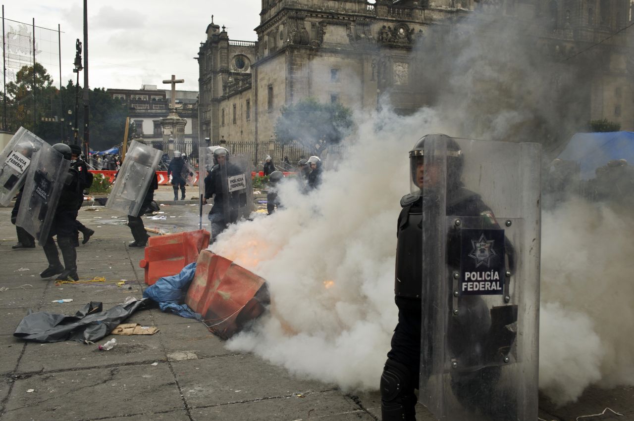 La Policía Federal desalojó el Zócalo de Ciudad de México con un operativo para la retirada de los profesores tras el vencimiento del ultimátum. Las autoridades usaron tanquetas de agua y gas lacrimógeno, mientras que algunos docentes respondieron con palos y petardos.