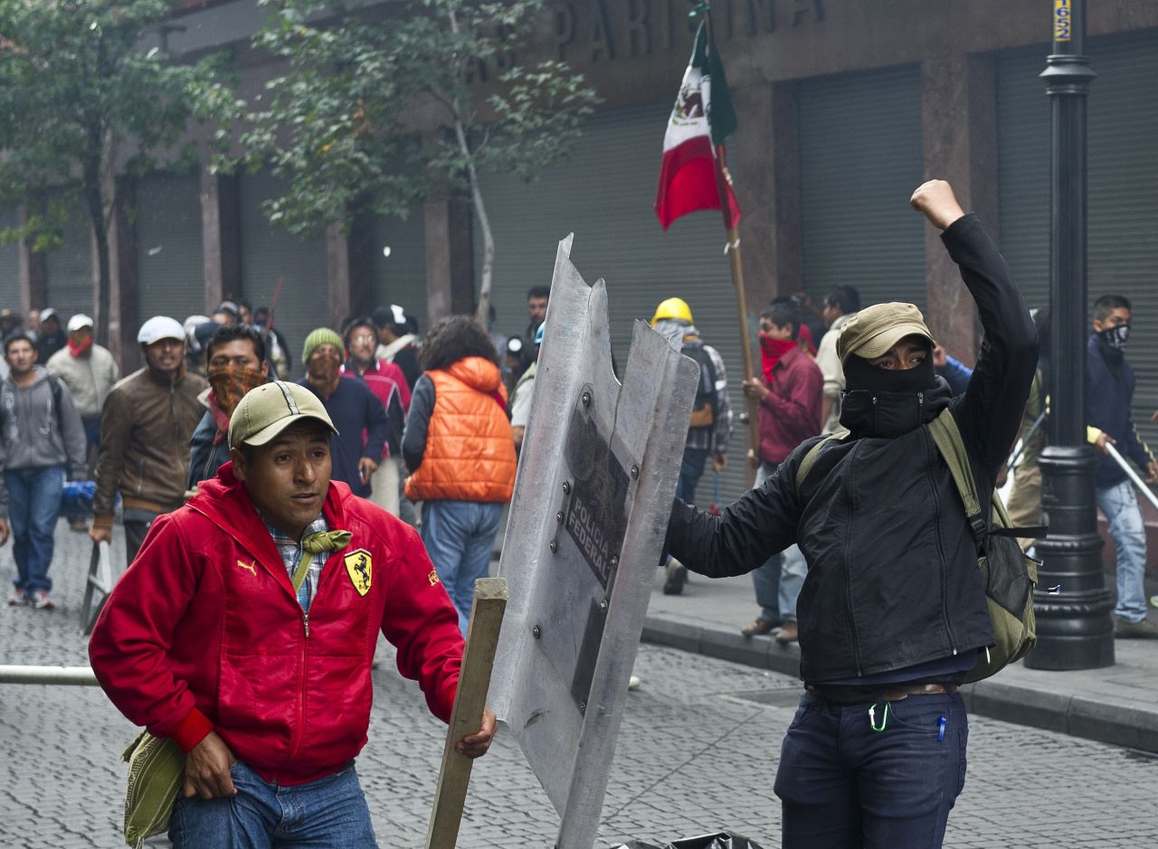 La Policía Federal desalojó el Zócalo de Ciudad de México con un operativo para la retirada de los profesores tras el vencimiento del ultimátum. Las autoridades usaron tanquetas de agua y gas lacrimógeno, mientras que algunos docentes respondieron con palos y petardos.