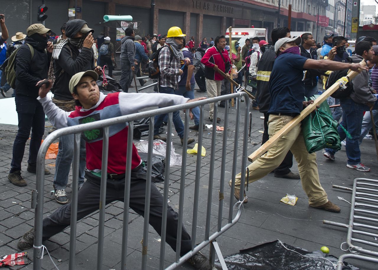 La Policía Federal desalojó el Zócalo de Ciudad de México con un operativo para la retirada de los profesores tras el vencimiento del ultimátum. Las autoridades usaron tanquetas de agua y gas lacrimógeno, mientras que algunos docentes respondieron con palos y petardos.