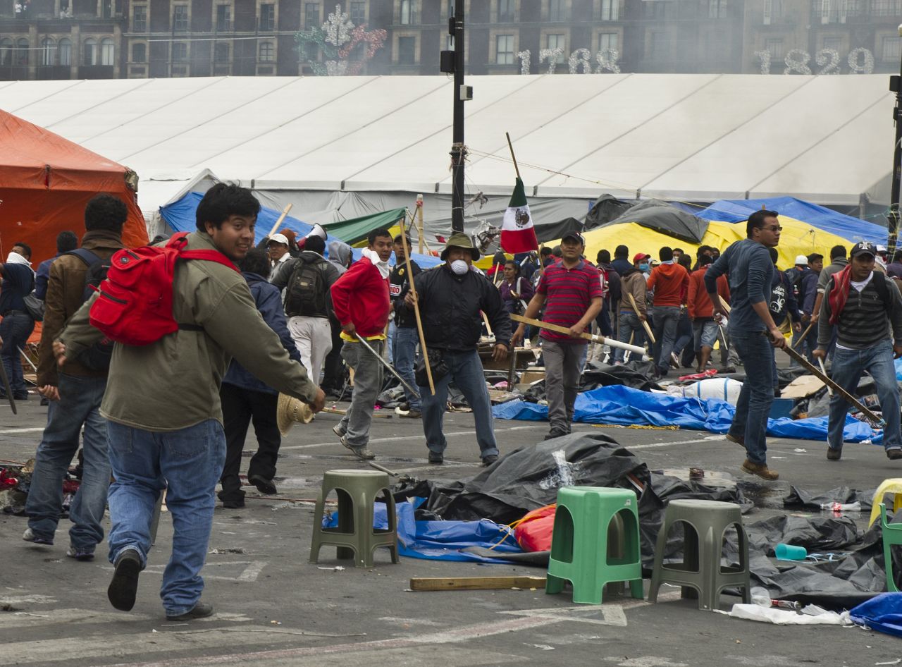 La Policía Federal desalojó el Zócalo de Ciudad de México con un operativo para la retirada de los profesores tras el vencimiento del ultimátum. Las autoridades usaron tanquetas de agua y gas lacrimógeno, mientras que algunos docentes respondieron con palos y petardos.