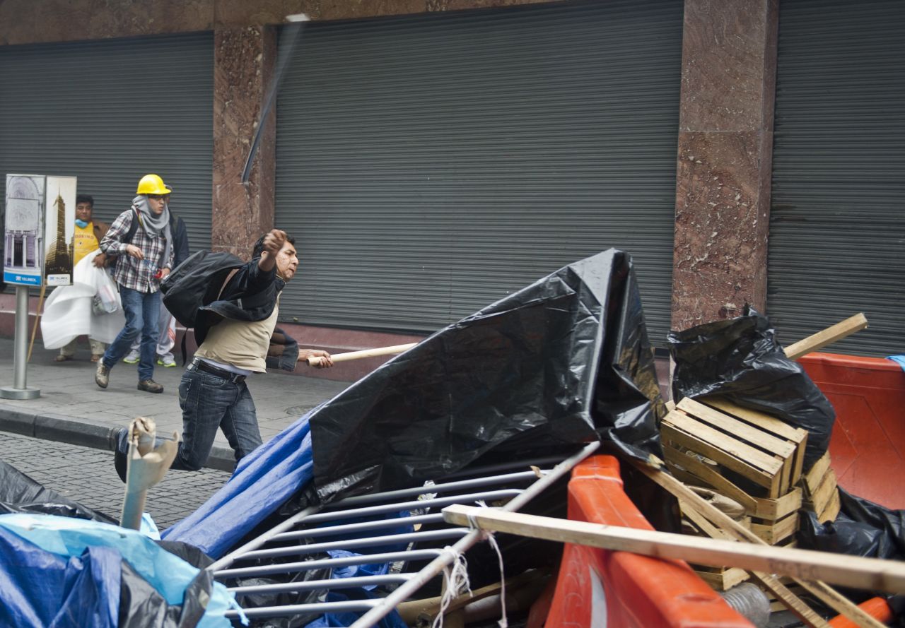 La Policía Federal desalojó el Zócalo de Ciudad de México con un operativo para la retirada de los profesores tras el vencimiento del ultimátum. Las autoridades usaron tanquetas de agua y gas lacrimógeno, mientras que algunos docentes respondieron con palos y petardos.