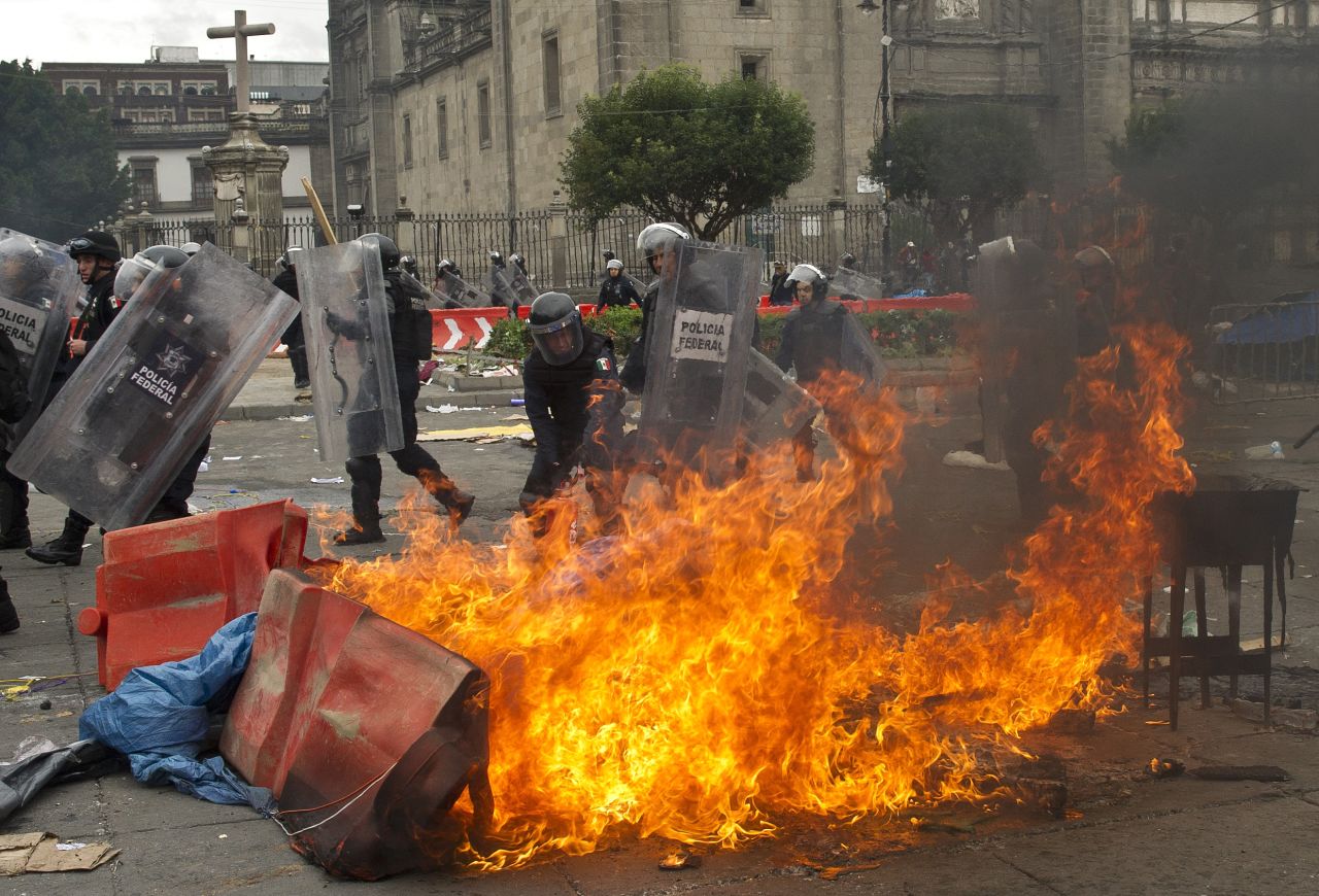 La Policía Federal desalojó el Zócalo de Ciudad de México con un operativo para la retirada de los profesores tras el vencimiento del ultimátum. Las autoridades usaron tanquetas de agua y gas lacrimógeno, mientras que algunos docentes respondieron con palos y petardos.