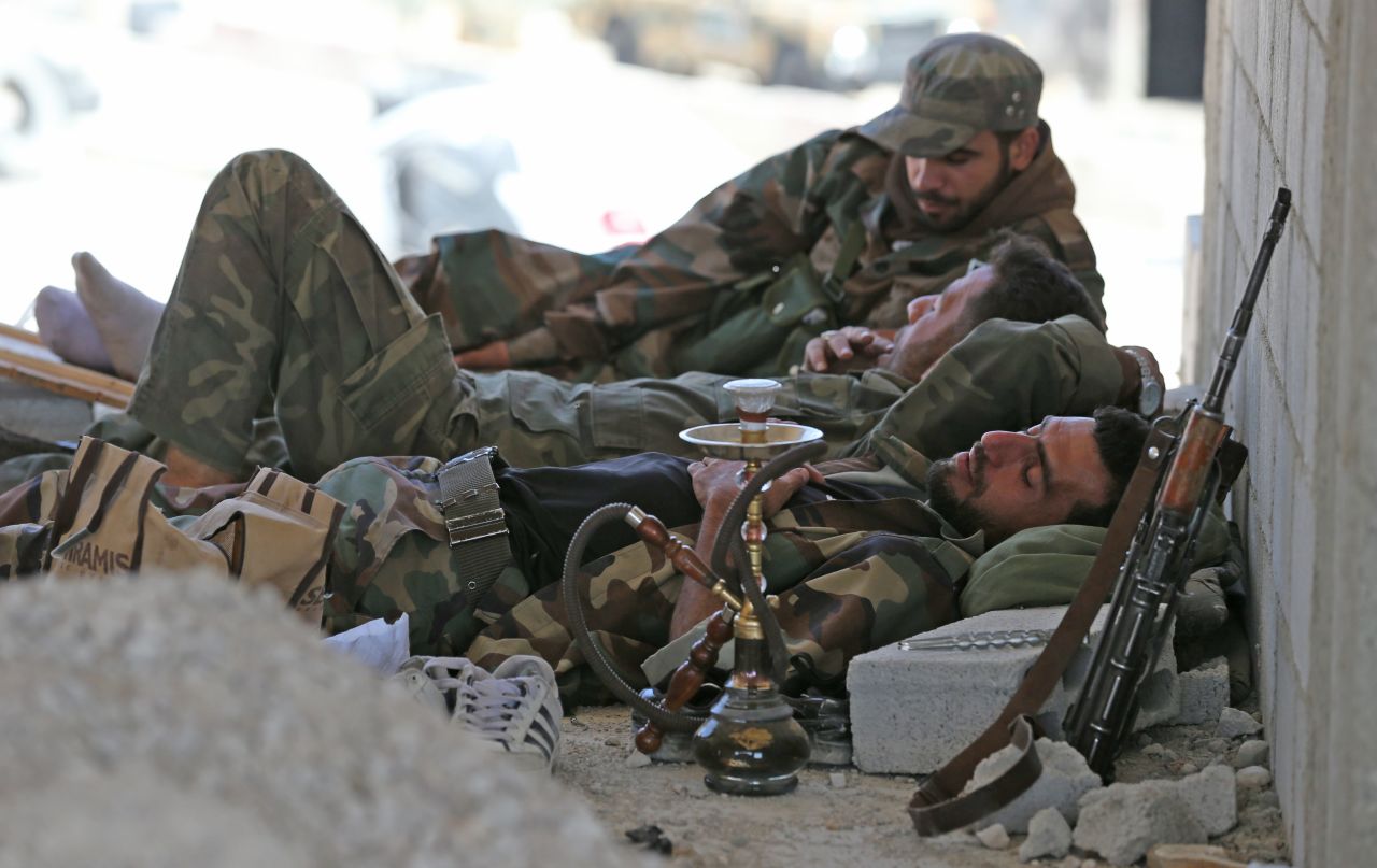 Miembros de la milicia siria pro-Assad descansan cerca de Maalula, el viernes 13 de septiembre.