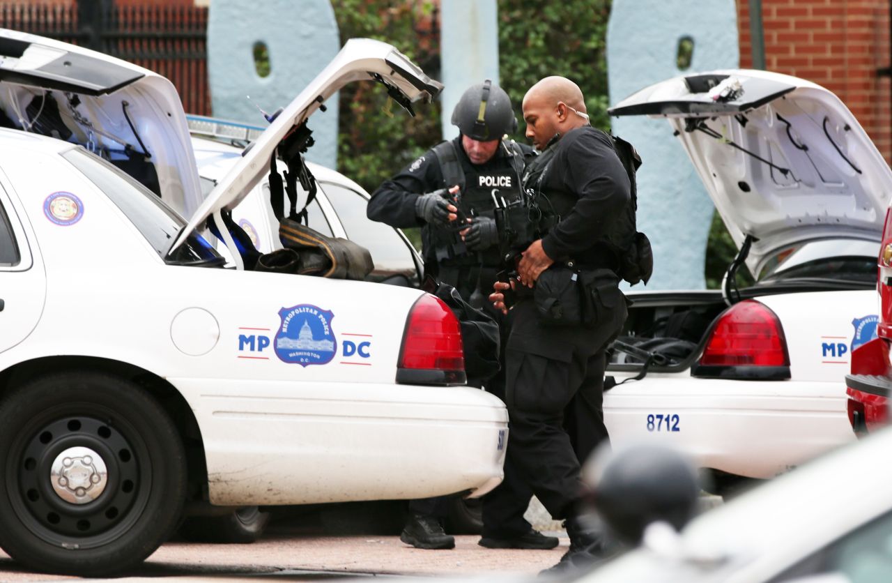Por lo menos 12 personas, incluido un atacante, murieron este lunes 16 de septiembre de 2013 en un tiroteo en una sede de comando de operaciones navales estadounidense en Washington, informó el alcalde de la capital, Vicent Gray.