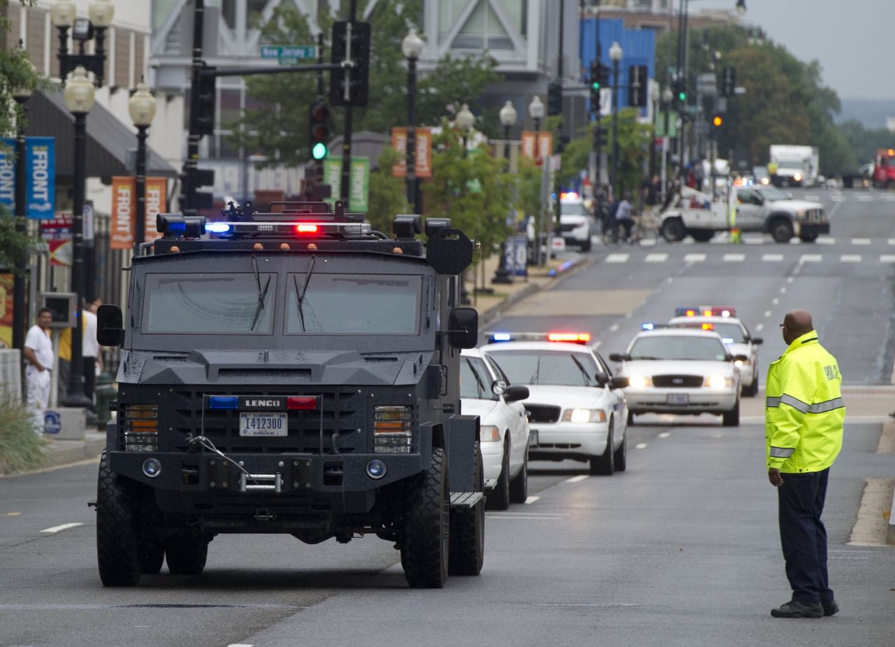 Por lo menos 12 personas, incluido un atacante, murieron este lunes 16 de septiembre de 2013 en un tiroteo en una sede de comando de operaciones navales estadounidense en Washington, informó el alcalde de la capital, Vicent Gray.