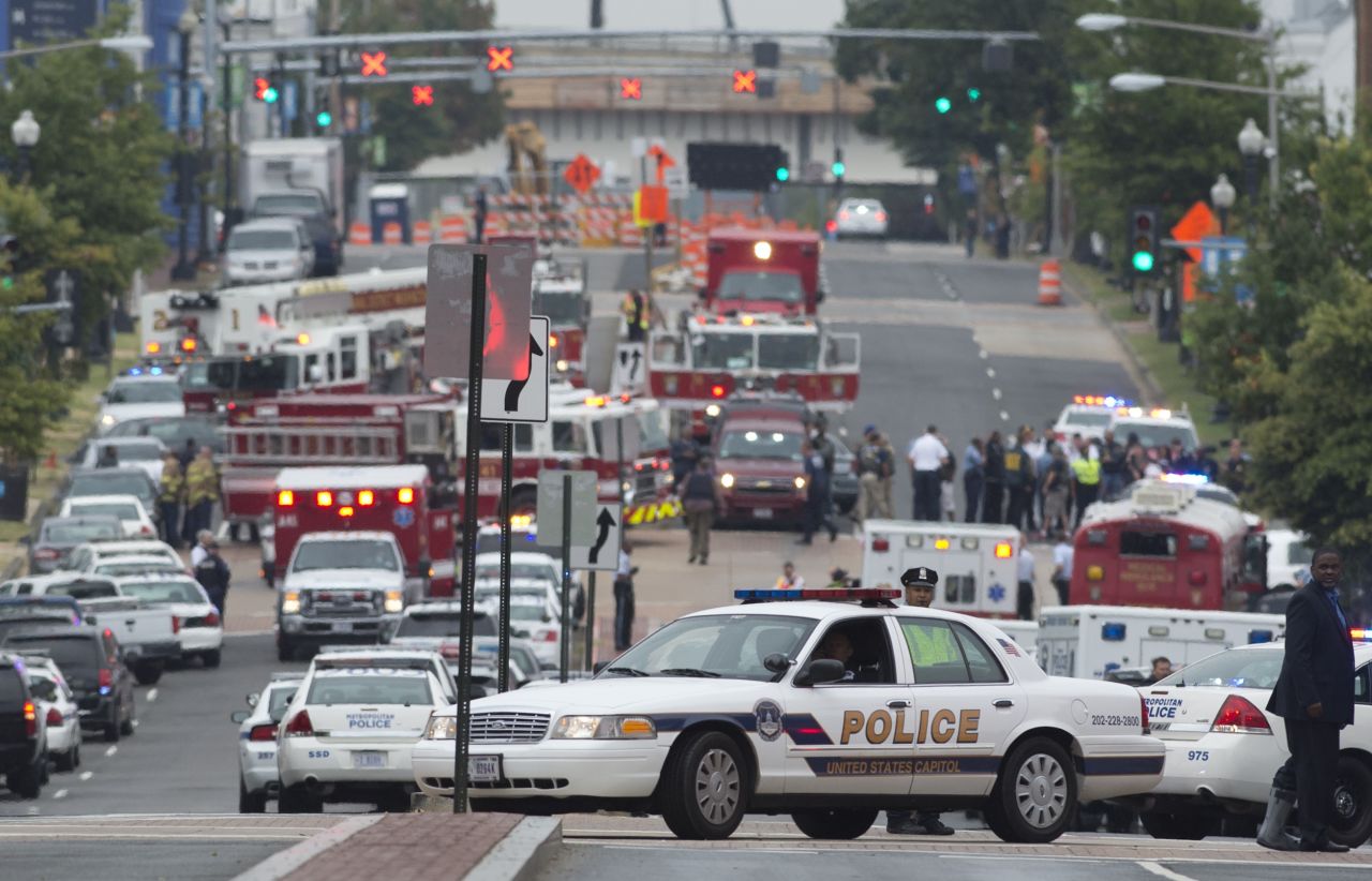 Por lo menos 12 personas, incluido un atacante, murieron este lunes 16 de septiembre de 2013 en un tiroteo en una sede de comando de operaciones navales estadounidense en Washington, informó el alcalde de la capital, Vicent Gray.