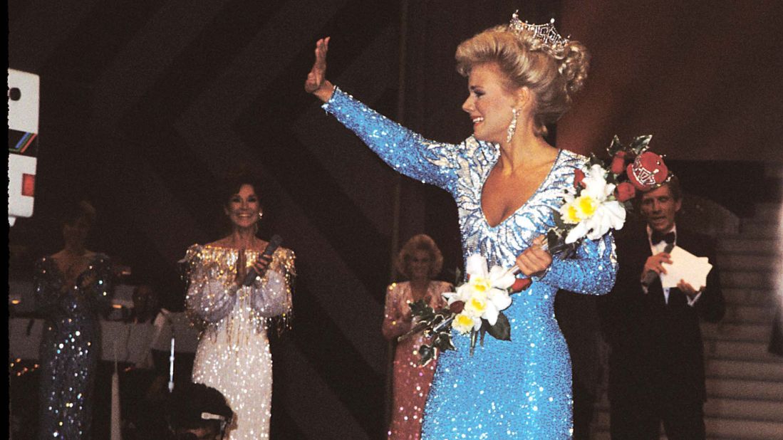 Winner Gretchen Carlson waves to the crowd during the Miss America pageant in 1988 in Atlantic City, New Jersey. 