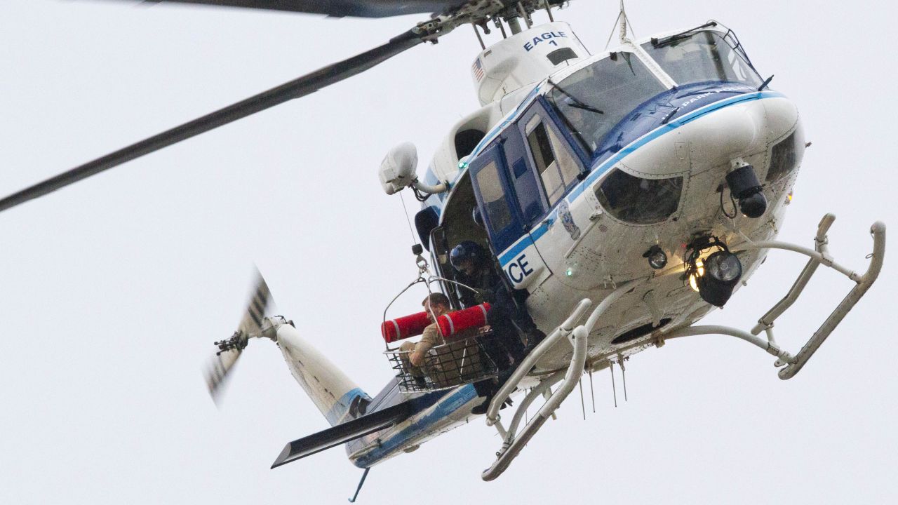 Un helicóptero se lleva a una persona desde un tejado del complejo del comando de la marina en Washington.