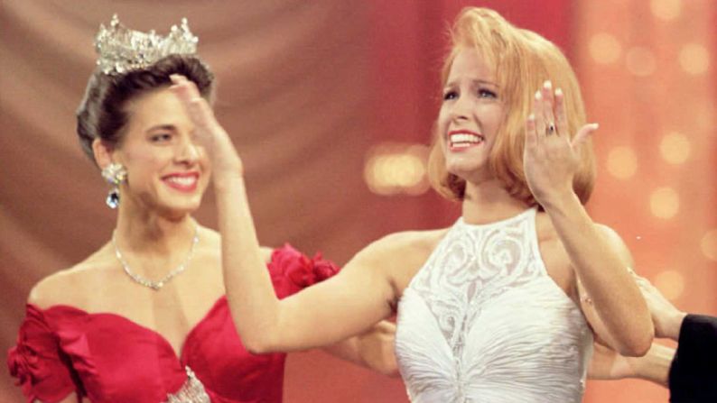 Miss Oklahoma, Shawntel Smith, right, reacts after she wins Miss America 1996 title, during the 75th Anniversary of the Miss America Pageant. 