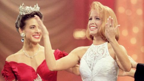 Miss Oklahoma, Shawntel Smith, right, reacts after she wins Miss America 1996 title, during the 75th Anniversary of the Miss America Pageant. 