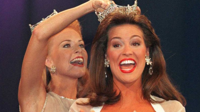 Tara Dawn Holland, right, from Kansas, is crowned Miss America 1997, by Shawntel Smith. 