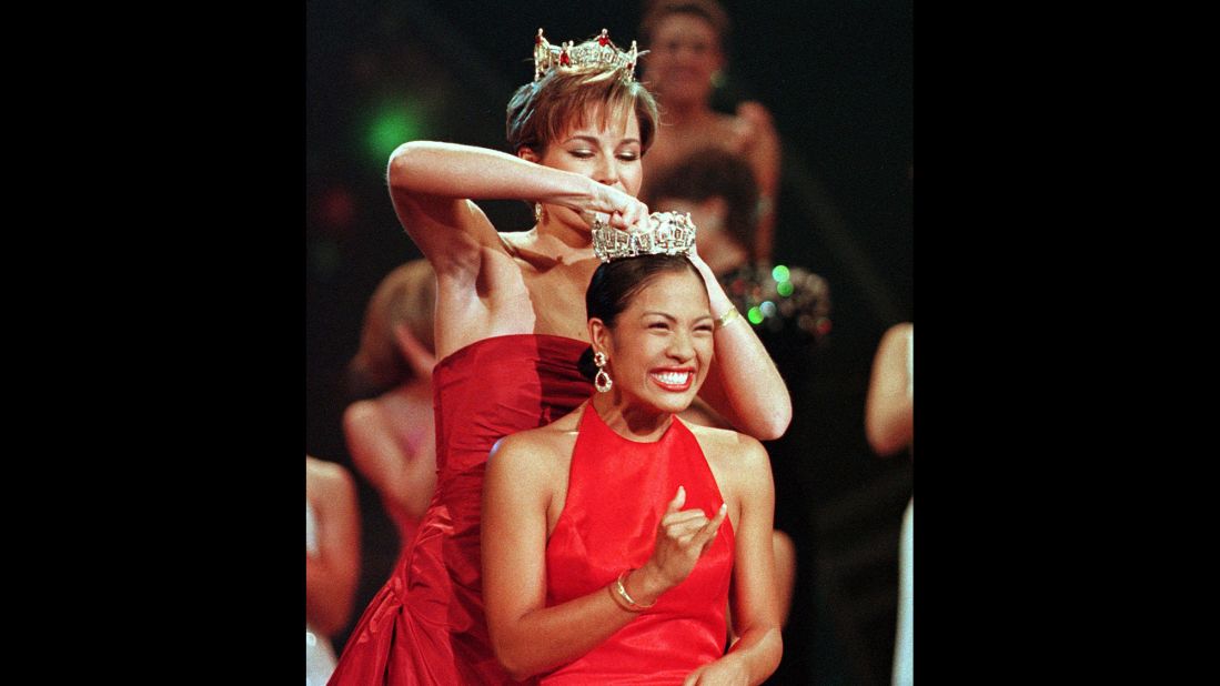 Miss Hawaii Angela Perez Baraquio, front, smiles as she is crowned Miss America 2001.   