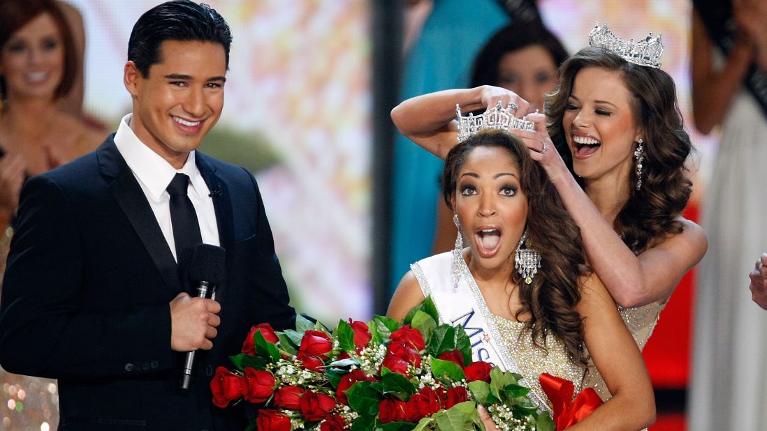 Host Mario Lopez, left, looks on as Miss America 2009 Katie Stam, right, crowns Caressa Cameron, formerly Miss Virginia, the new Miss America 2010.
