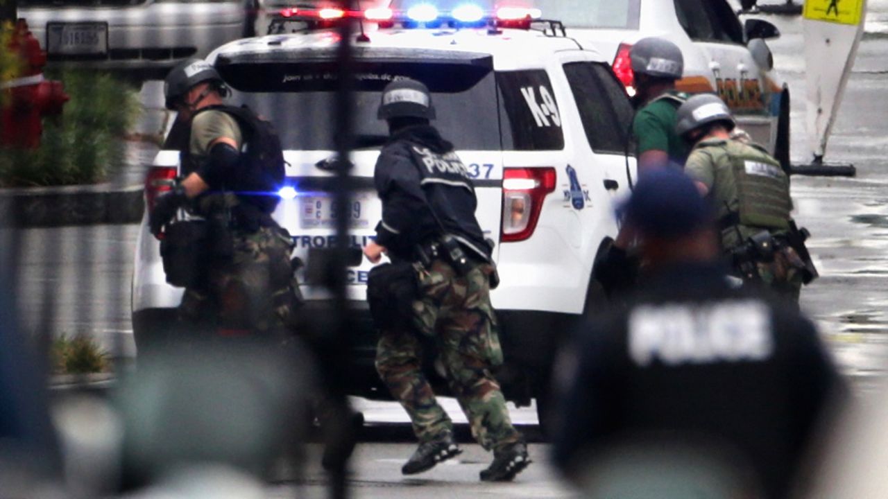 Por lo menos 12 personas, incluido un atacante, murieron este lunes 16 de septiembre de 2013 en un tiroteo en una sede de comando de operaciones navales estadounidense en Washington, informó el alcalde de la capital, Vicent Gray.