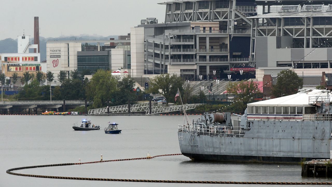 Barcos de la policía patrullan el Río Anacostia frente al complejo del comando de la Marina Washington. 