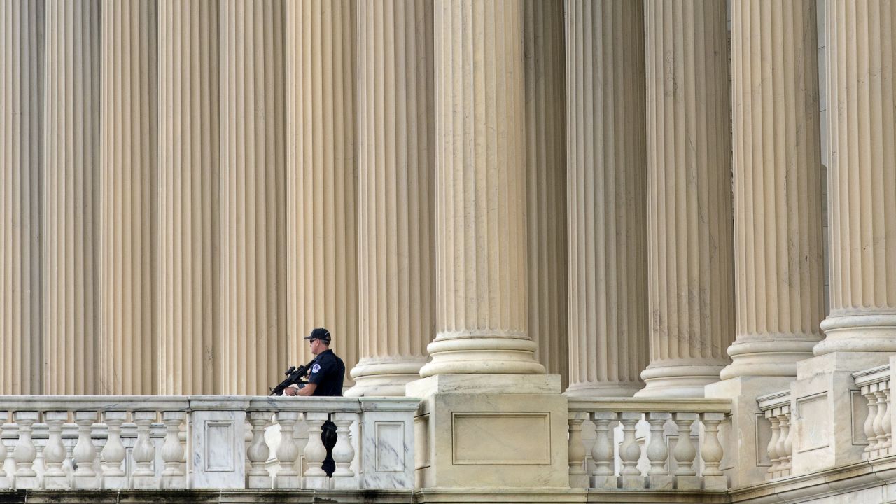 Un agente de policía vigila la Plaza Este del Capitolio en Washington.