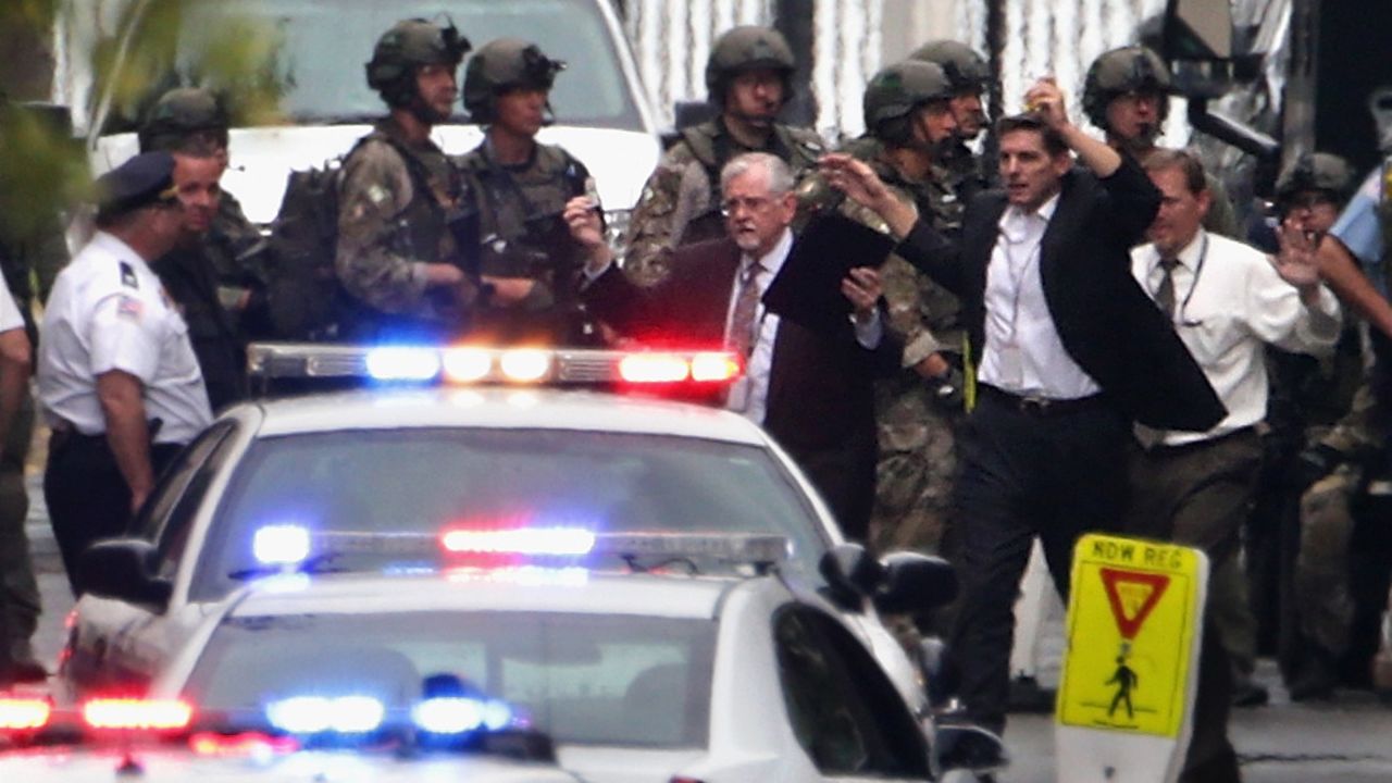 Por lo menos 12 personas, incluido un atacante, murieron este lunes 16 de septiembre de 2013 en un tiroteo en una sede de comando de operaciones navales estadounidense en Washington, informó el alcalde de la capital, Vicent Gray.