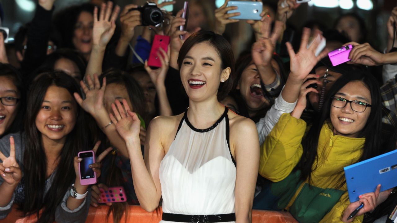 Actress Han Hyo-joo gets close to fans the "Cold Eyes" premiere on Friday, September 13.
