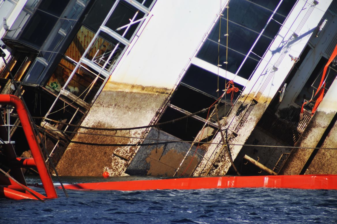 Una línea de agua marca el nivel anterior del asolado Costa Concordia mientras se realizaba la operación de salvamento el 16 de septiembre. El procedimiento, conocido como "parbuckling", nunca antes se había llevado a cabo con una embarcación tan grande como el Costa Concordia.