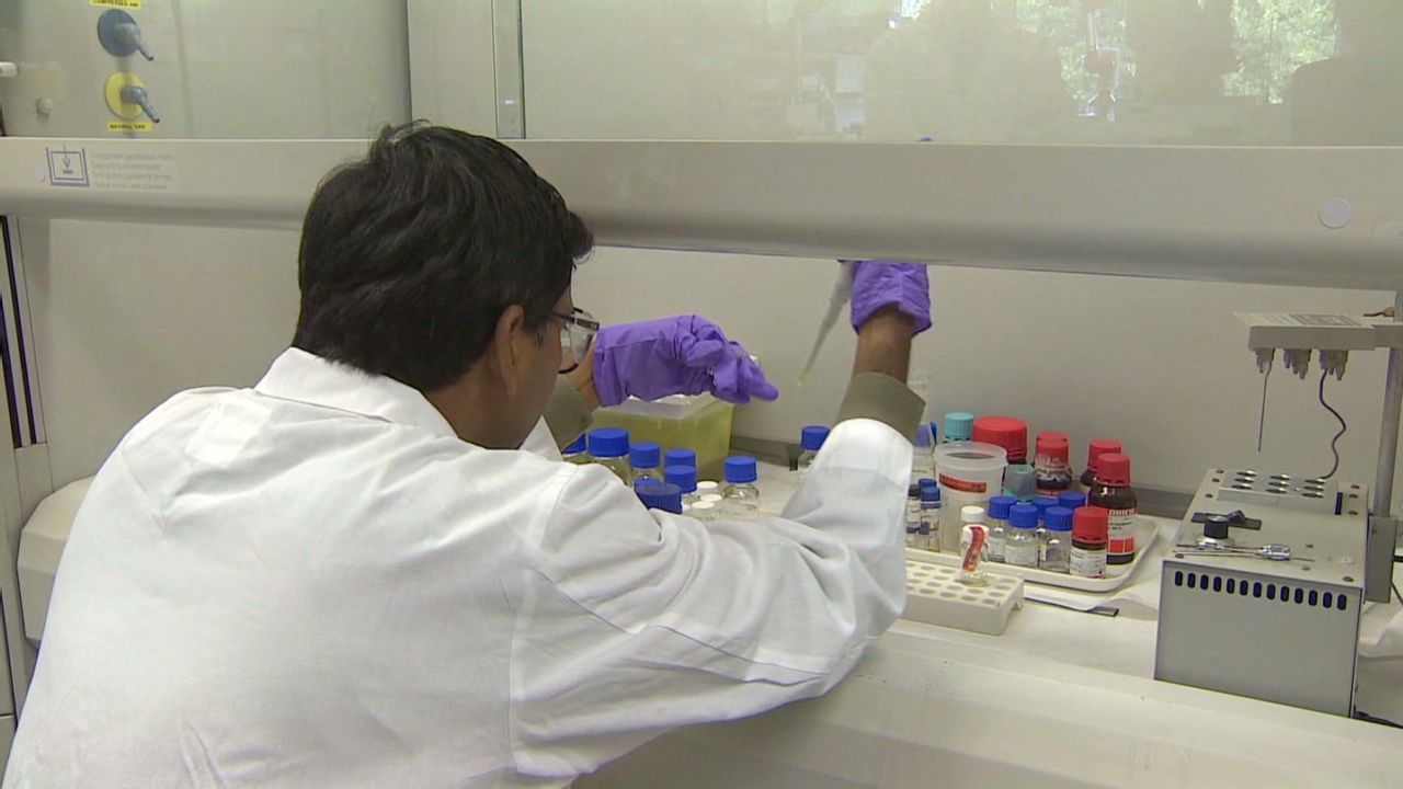 Identificar las municiones y el dispositivo con el que fue lanzado el agente químico también puede asistir en el proceso de investigación, ya que da pistas sobre quién podría estar detrás del ataque.