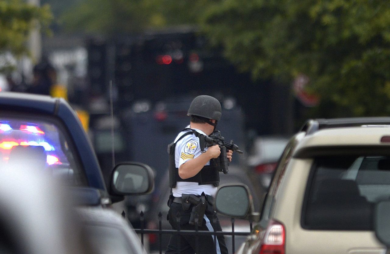 Un agente de la policía de parques de Estados Unidos custodia la escena del tiroteo.