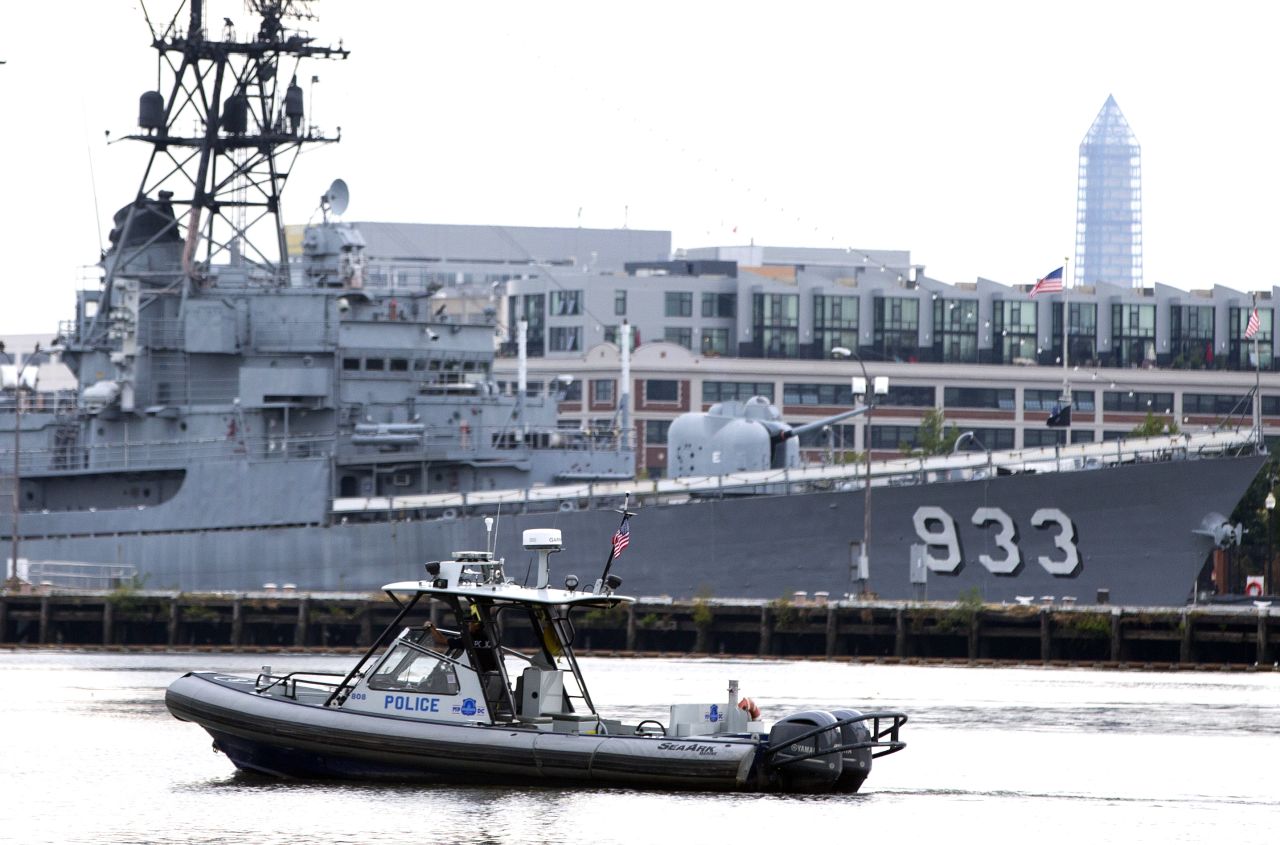 Un barco de policía patrulla las aguas en el comando de la marina en Washington.