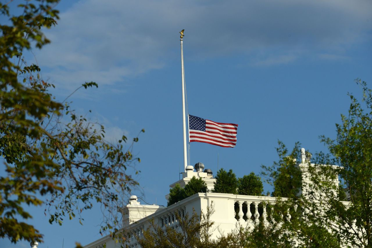 La bandera estadounidense en la Casa Blanca ondea a media asta tras el tiroteo.