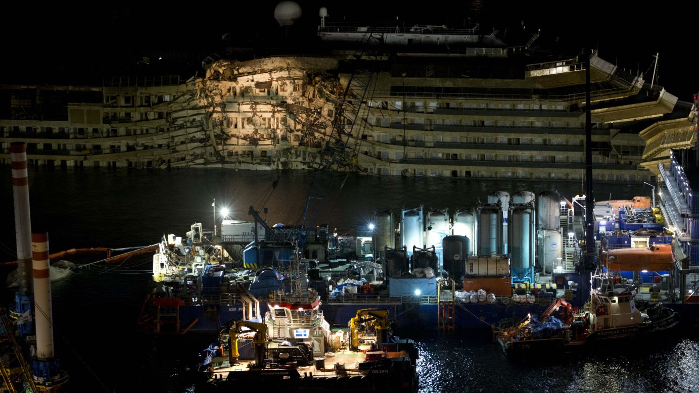 Los daños en el lado derecho de la nave vistos el 17 de septiembre son aparentes.