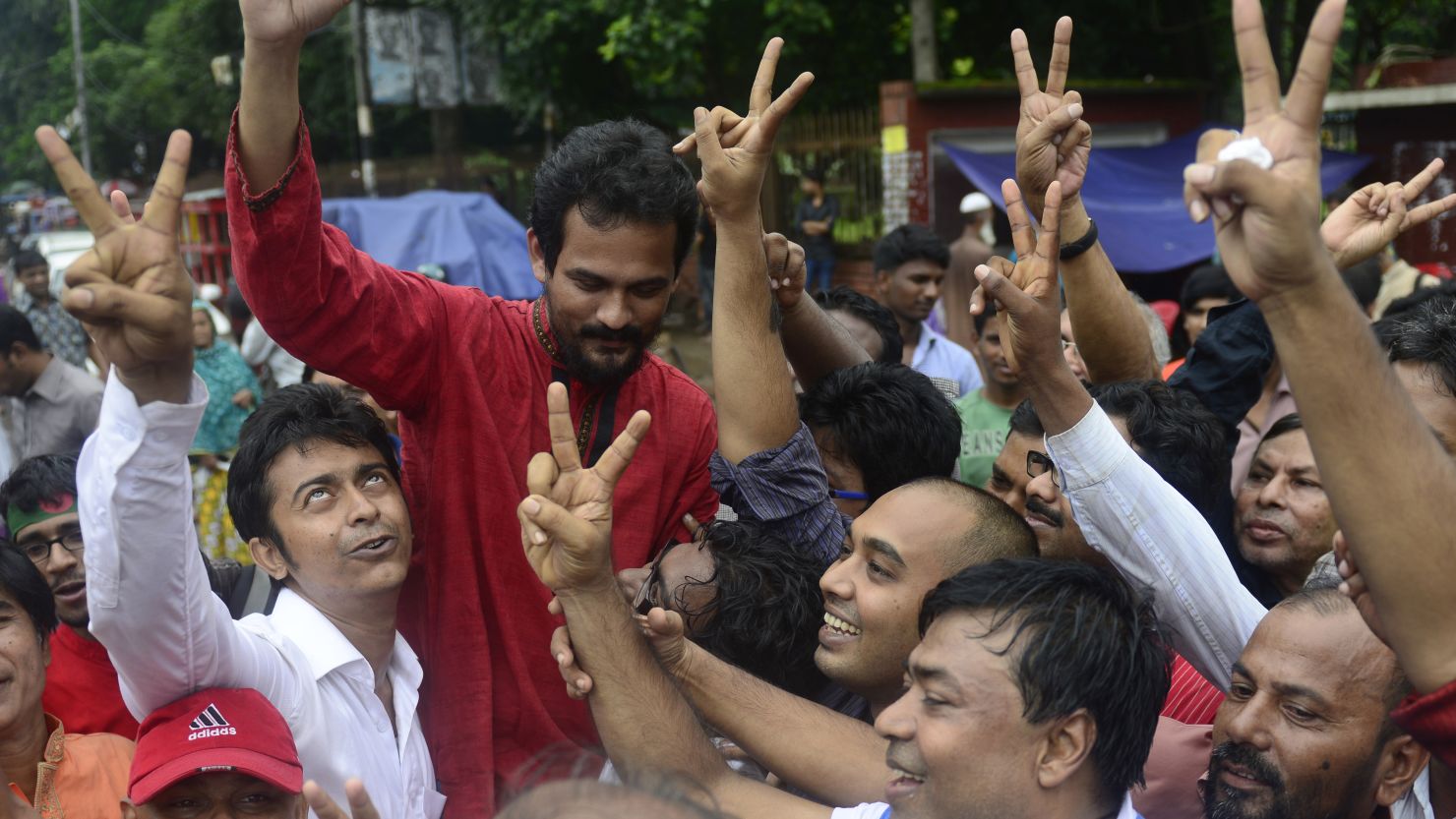 Bangladeshi activists shout slogans in Dhaka on September 17, 2013, during the sentencing.