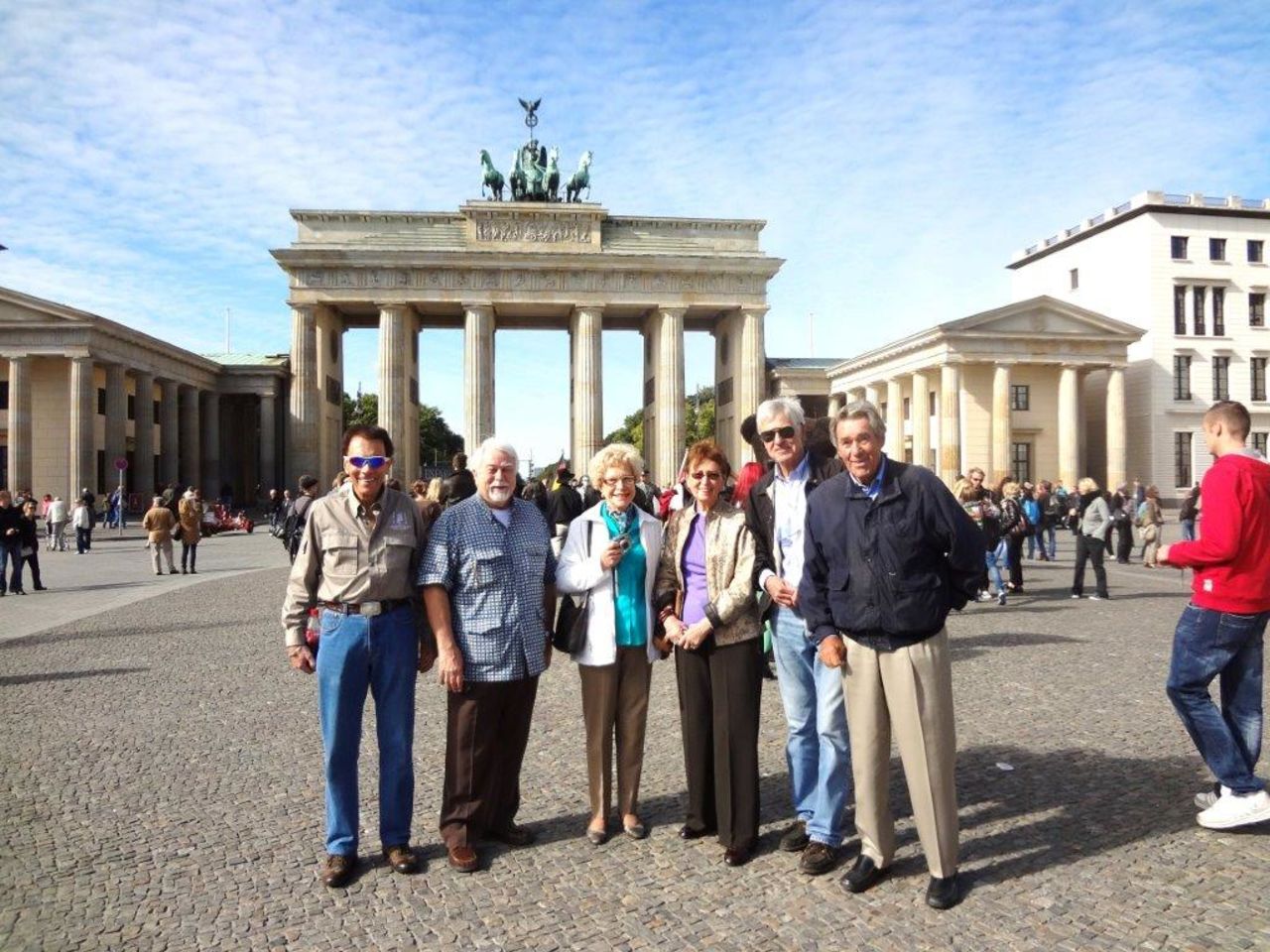 Billep, aquí en la Puerta de Brandenburgo, en Berlín, dice que el club fue uno de los primeros lugares donde los viajeros intercambiaron historias y recomendaciones. Luego, el Internet vino a cambiar todo.