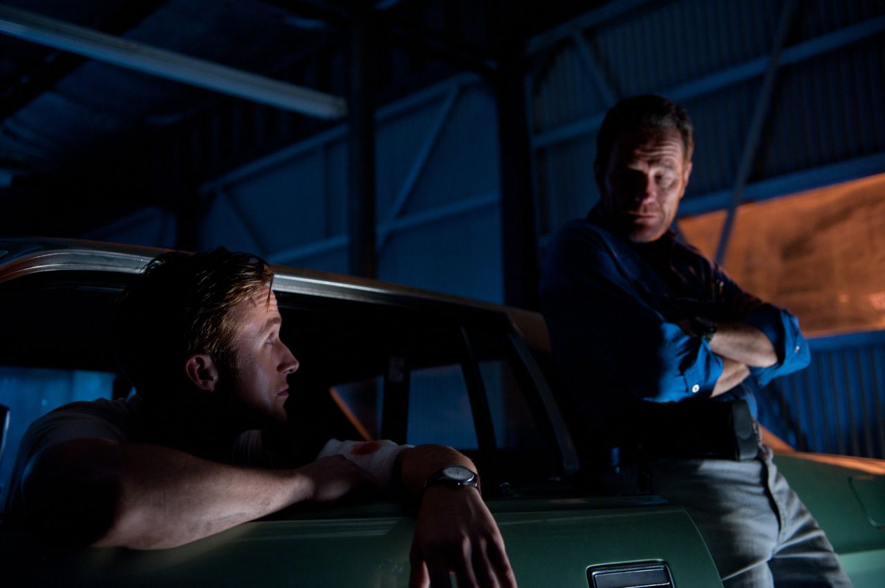 En "Drive", de 2012, Cranston Interpreta a un mecánico en deuda con unos mafiosos. Ryan Gosling (izq.) hace el papel de un conductor de gran pericia.