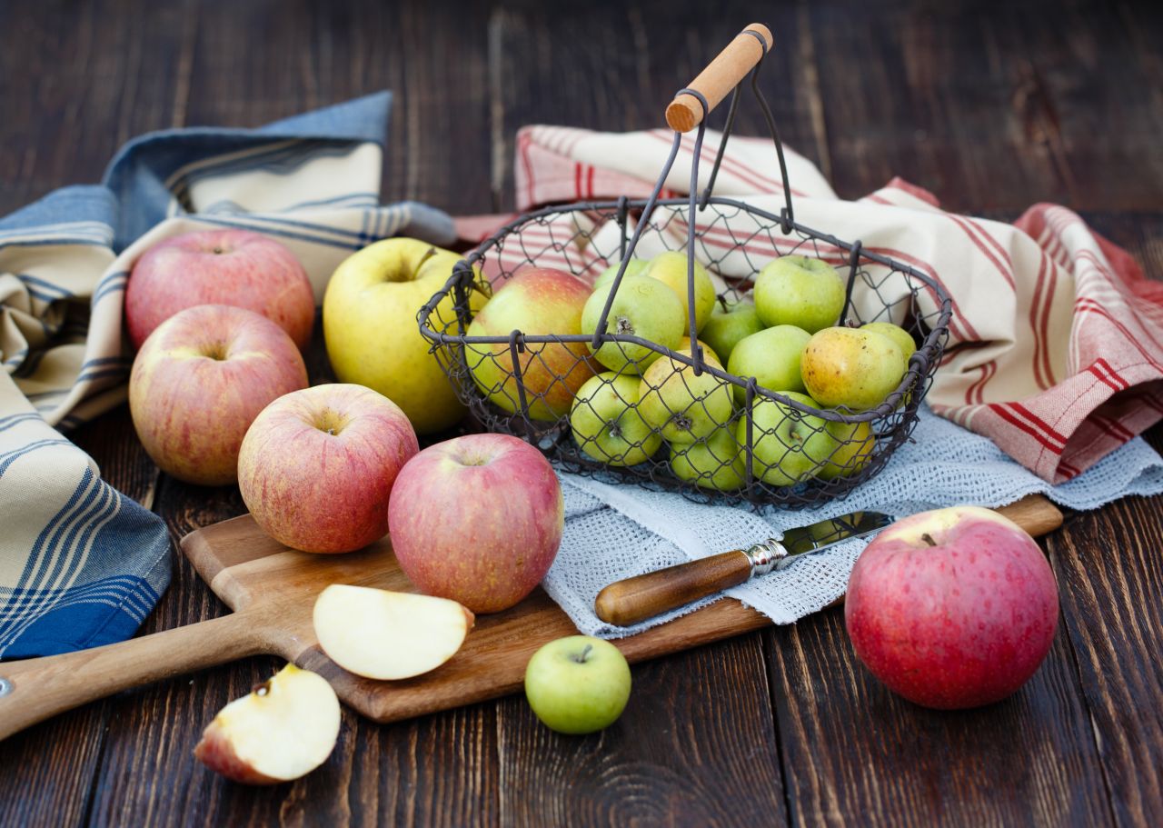 Dulces o agrias, las manzanas se disfrutan crudas o cocinadas en platos deliciosos. Sólo asegúrate de comer la piel, que contiene abundantes y saludables flavonoides.<br /><strong>Beneficios para la salud</strong>:<br />• Lleno de antioxidantes<br />• 4 gramos de fibra dietética por porción<br /><strong>Temporada de cosecha:</strong> agosto-noviembre