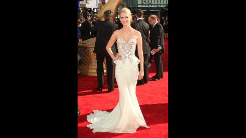 "Mad Men" actress January Jones did an updated take on old Hollywood glamour at the 2009 Emmy Awards.