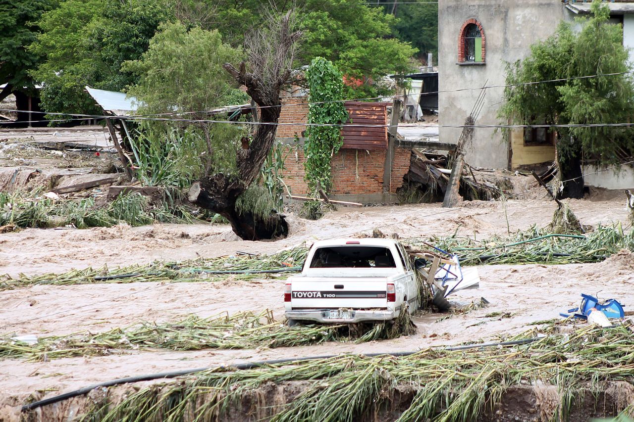 De esta magnitud son las inundaciones en Chilpancingo, estado Guerrero, México. Las autoridades intentan evacuar por vía aérea a cientos de miles de turistas atrapados en el resort de Acapulco tras el paso de las tormentas tropicales.