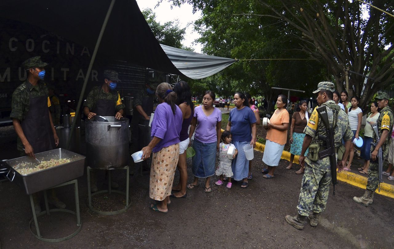Soldados mexicanos le distribuyen comida a las víctimas en el estado de Veracruz.