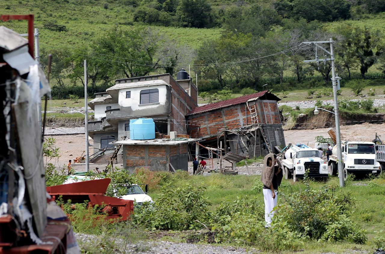 Una casa dañada en las orillas de un río, en Chilpancingo.