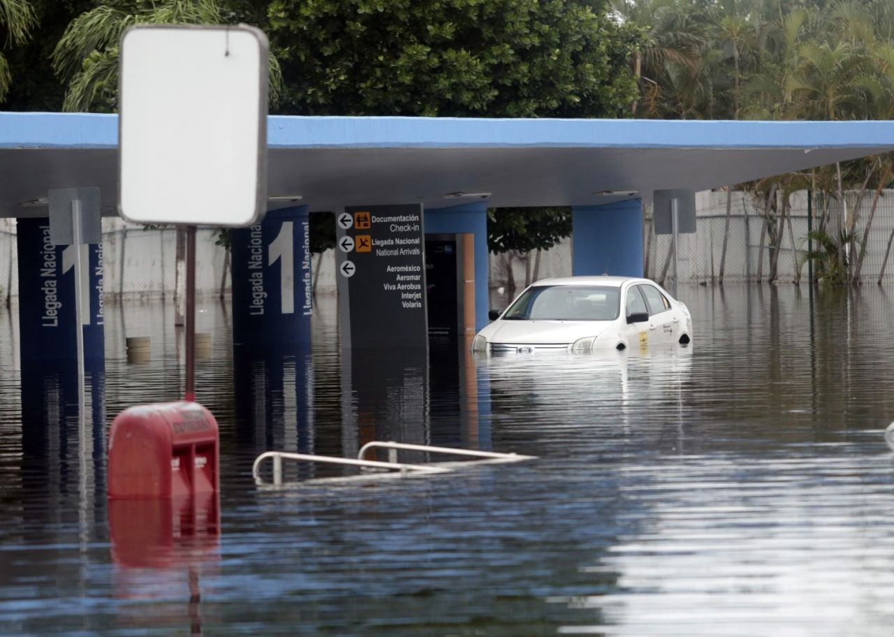 Vista parcial del aeropuerto de Acapulco inundado por las fuertes lluvias que han afectado el país.