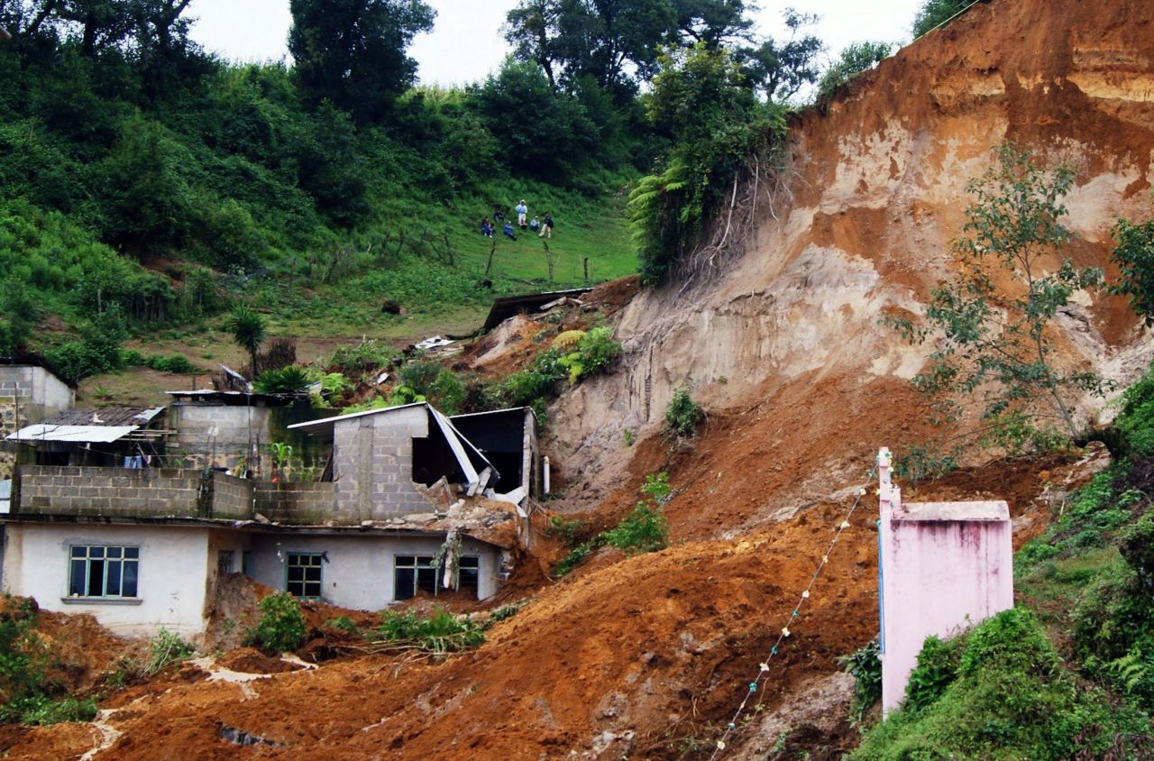 Deslizamiento de tierra provocado por las fuertes lluvias en la comunidad de Xaltepec, estado de Veracruz.
