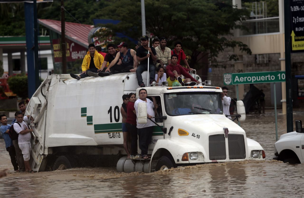 Los residentes se las ingenian para alejarse de las áreas afectadas en Acapulco.<br />