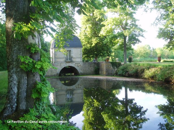 Guests are treated to a medieval experience, with accommodation choices in the gorgeous 17th-century chateau, in the 12th-century tower square or within the keep itself. 