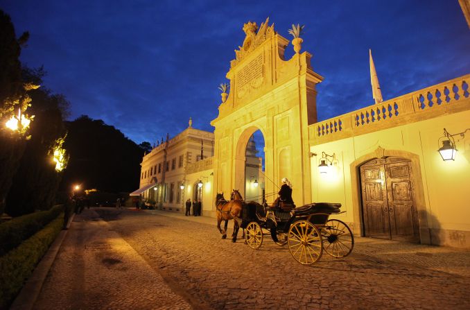 Considered a national monument, the entire first floor of the palace is open to the public, with reception halls, salons and other areas containing a number of frescoes and tapestries. 