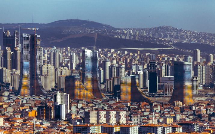 Varyap Meridian is a complex of 1,500 apartments, a five-star hotel, offices and conferencing space in Istanbul's Ata?ehir district. The facade is terra cotta-colored near the ground, changing to blue near the top, symbolizing earth and sky.<strong>Architect</strong>: RMJM; Dome Architects