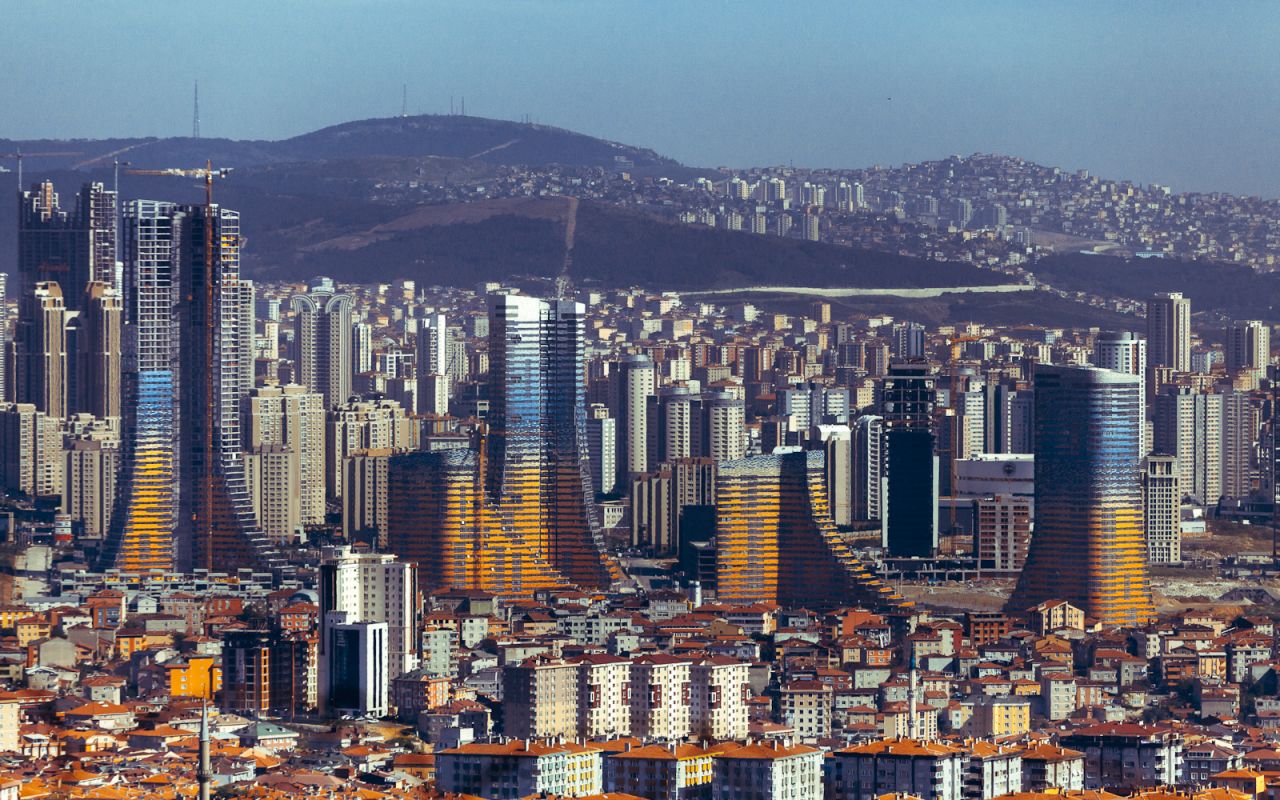 Varyap Meridian is a complex of 1,500 apartments, a five-star hotel, offices and conferencing space in Istanbul's Ataşehir district. The facade is terra cotta-colored near the ground, changing to blue near the top, symbolizing earth and sky.<strong>Architect</strong>: RMJM; Dome Architects