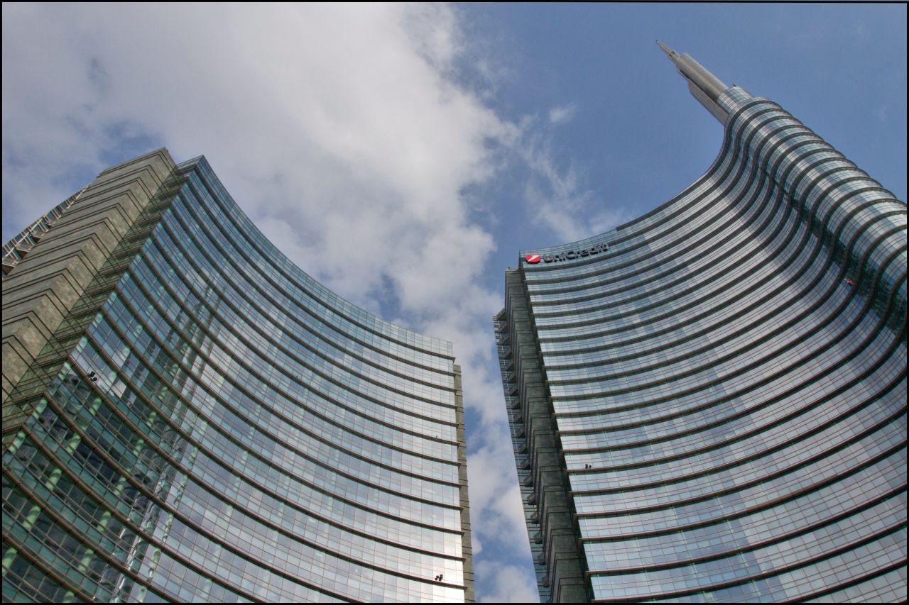 UniCredit Tower is the headquarters of UniCredit Bank. At 218 meters, it's Italy's tallest building and can be seen from six miles away. The building's facade uses LED lights to change color. <br /><strong>Architects</strong>: Pelli Clarke Pelli Architects; Adamson Associates Architects, Tekne S.p.A.